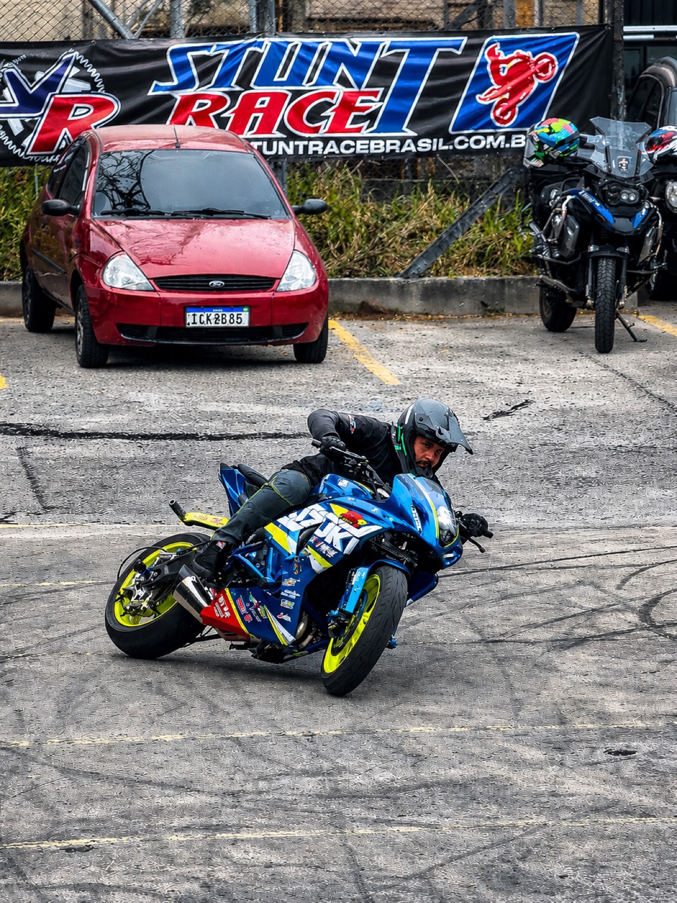 Manobra de drift com faixa Stunt Race Brasil ao fundo