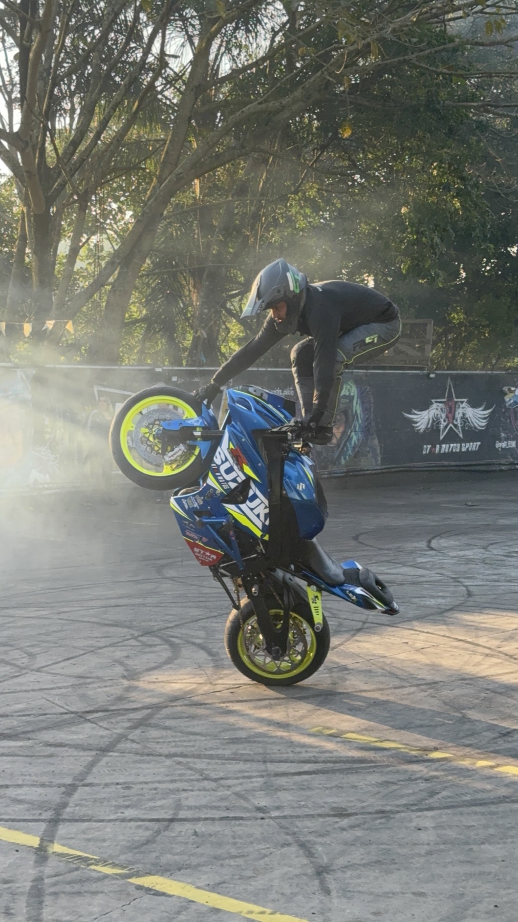 Wheeling entre a fumaça no pátio