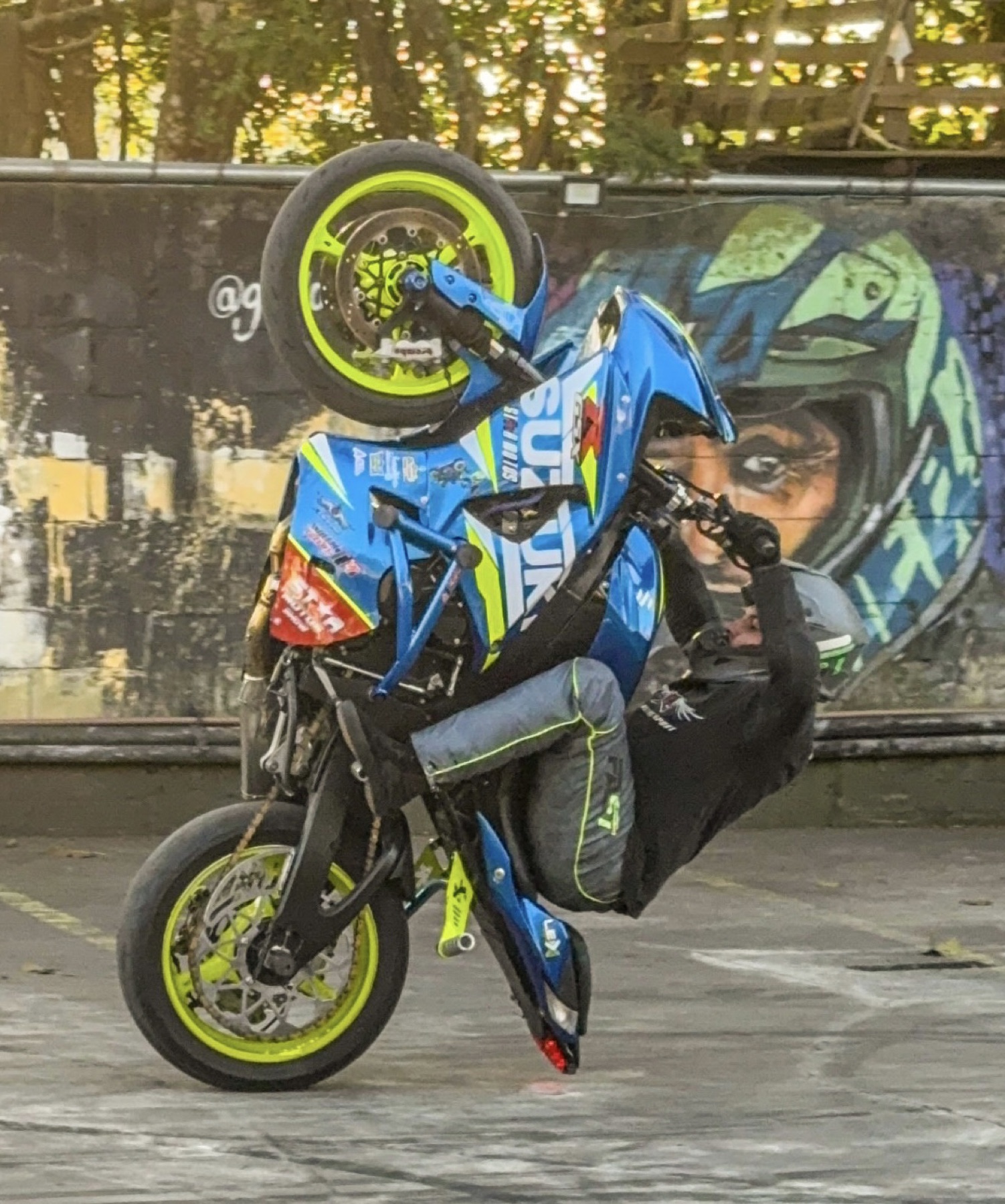 Close do piloto em manobra sobre a moto