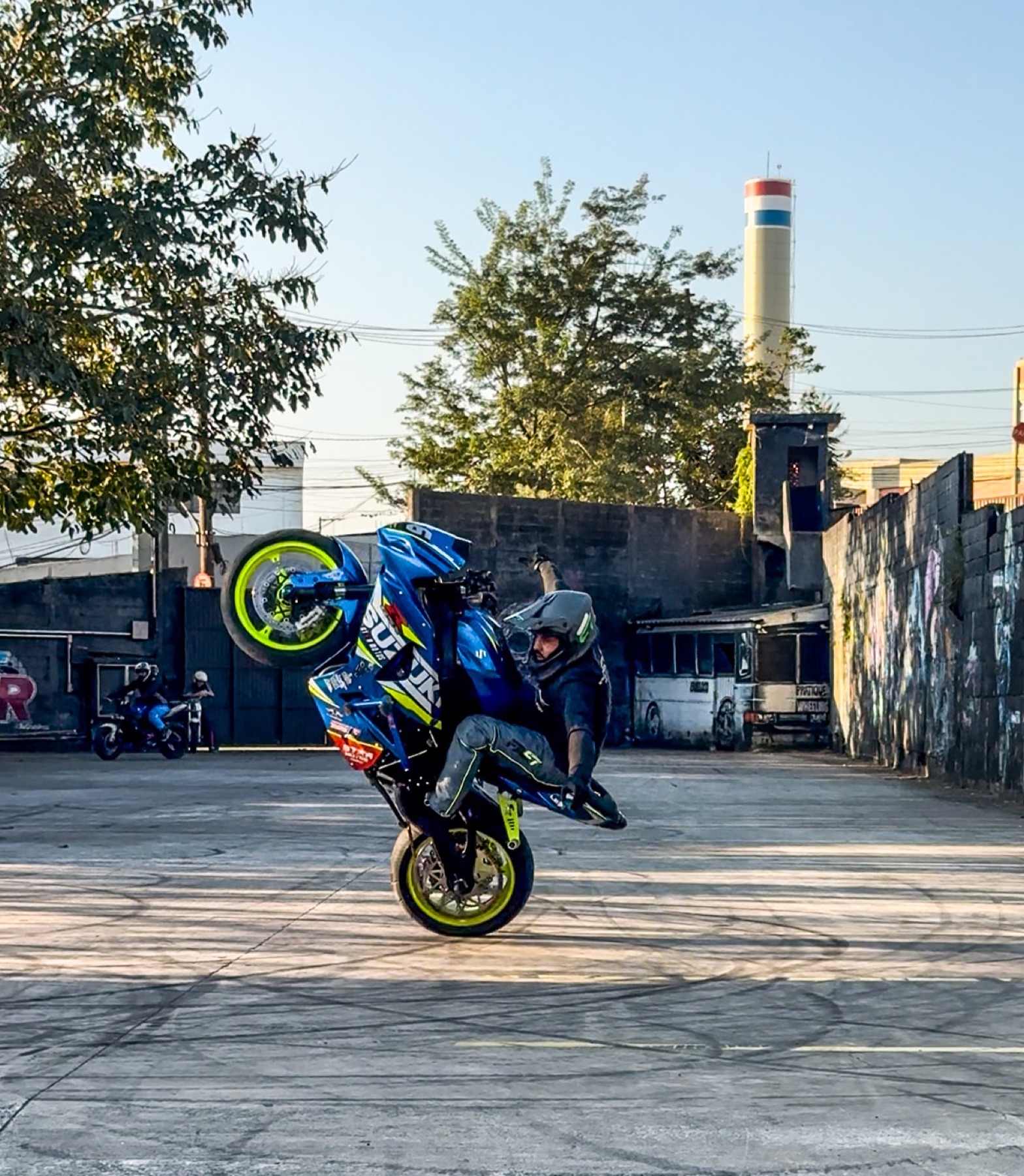 Wheeling no pátio com chaminés ao fundo