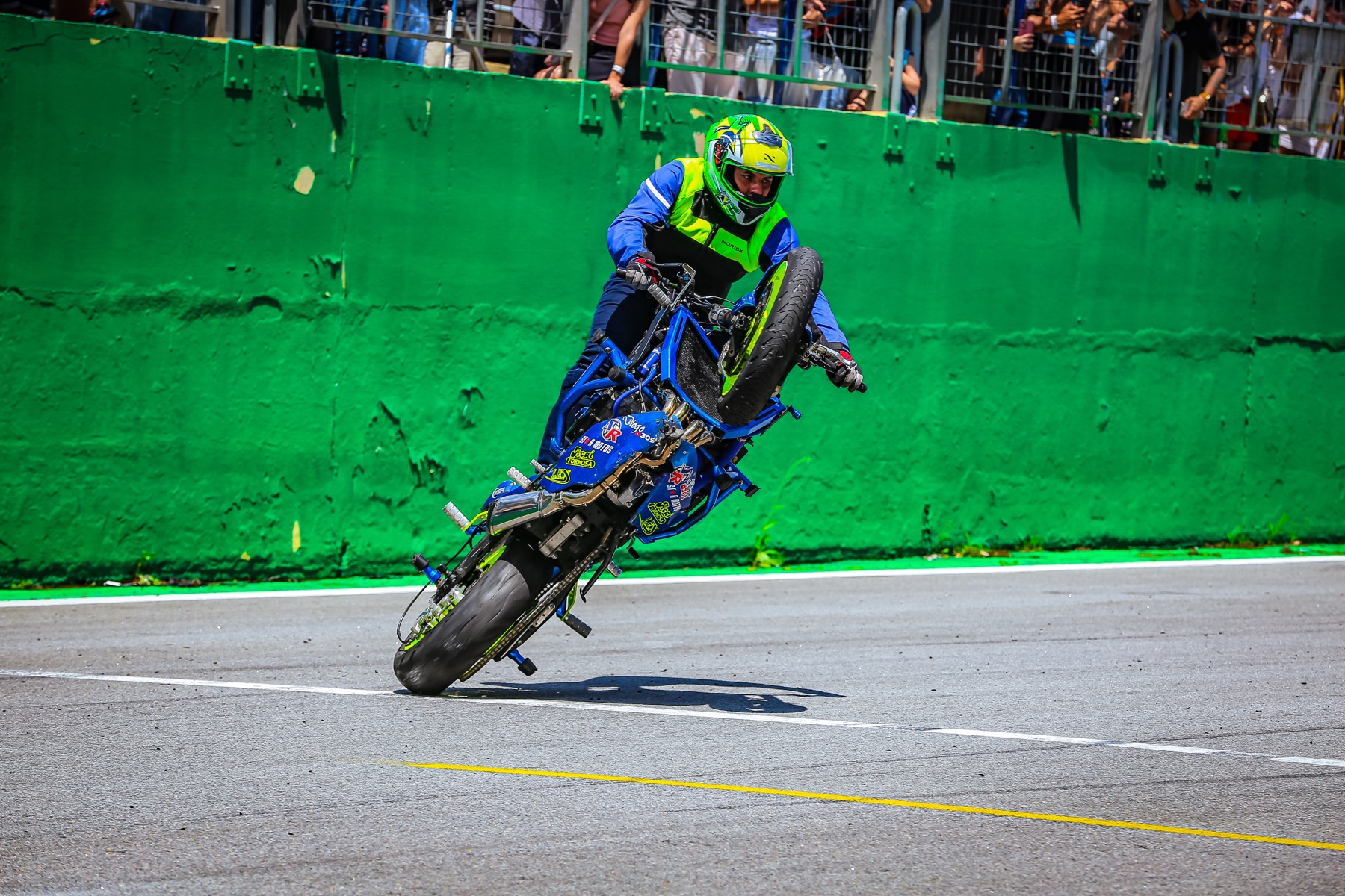 Wheeling em alta velocidade na reta do autódromo