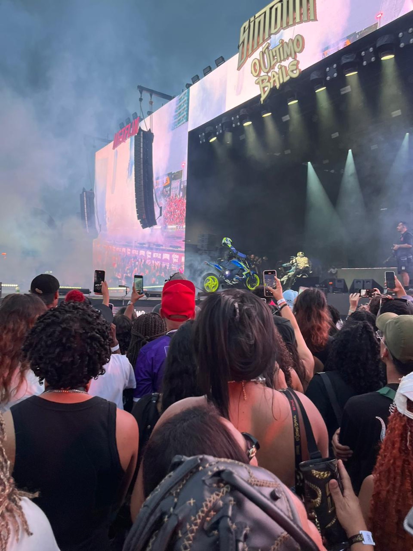 Palco do festival Último Baile com o público e a moto no centro