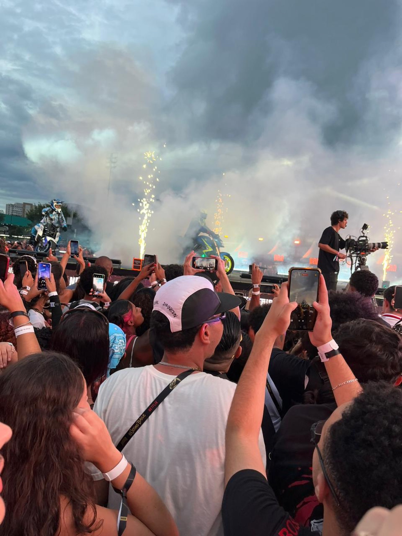 Público e fogos de artifício no festival Último Baile