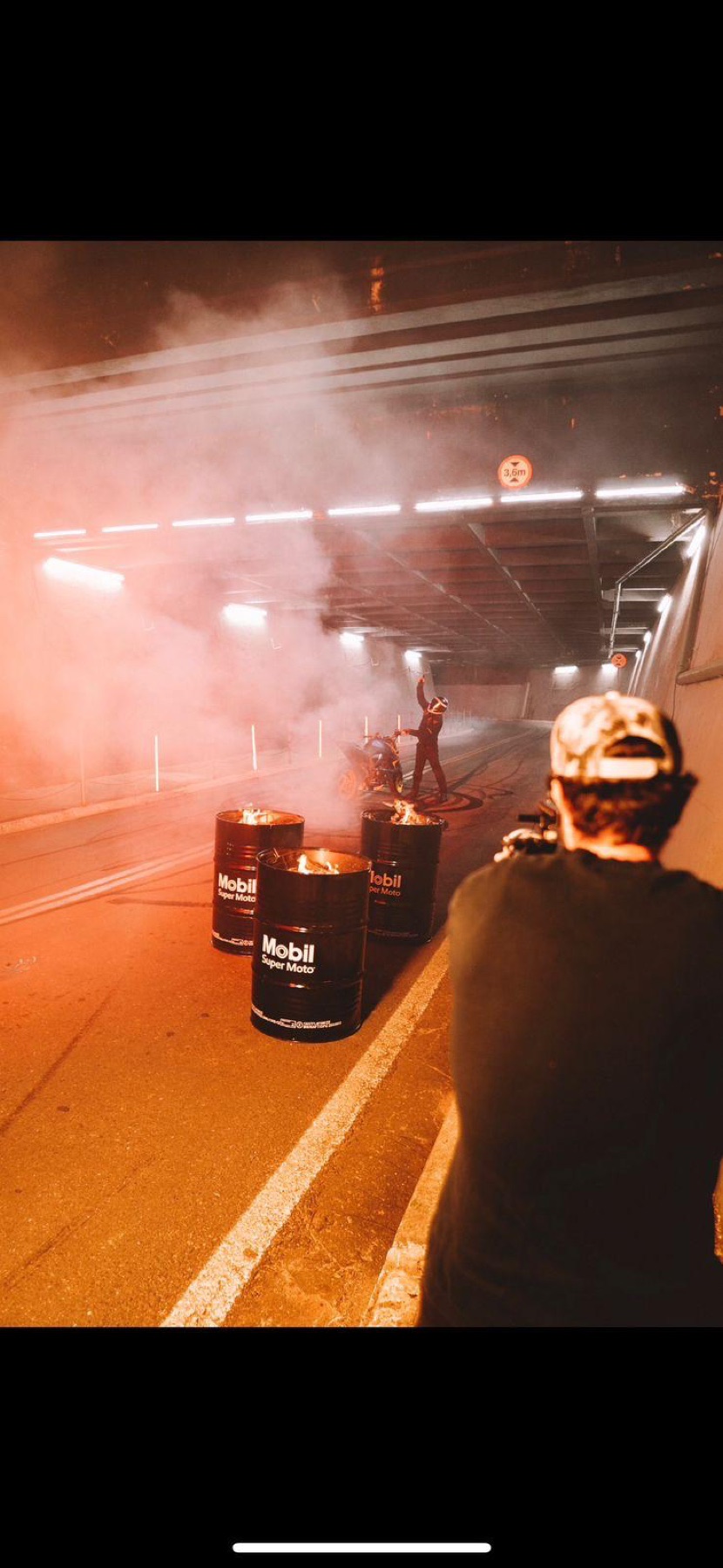 Gravação de clipe em túnel com fumaça alaranjada