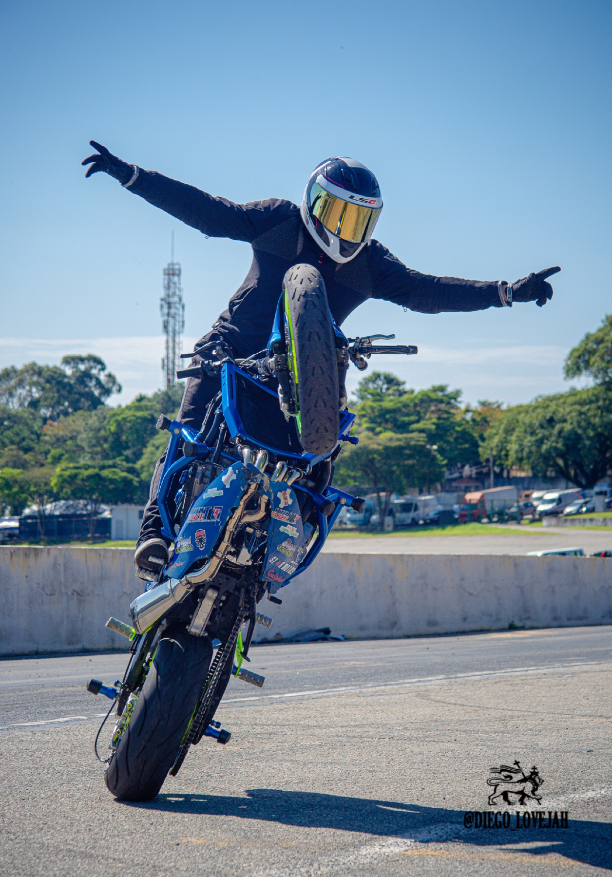 Darlan em pé sobre a moto com os braços abertos em Interlagos