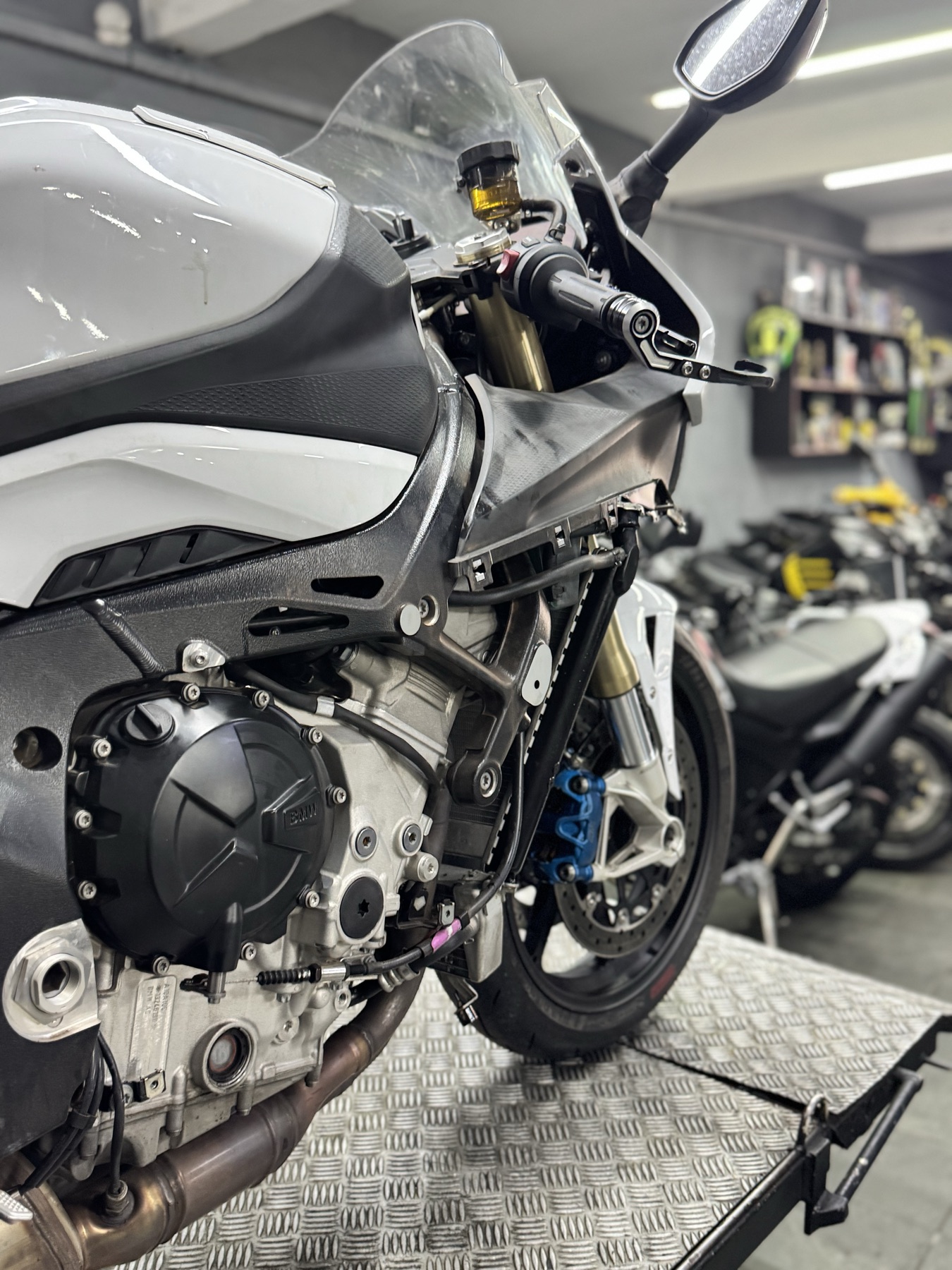 Motor de uma BMW em revisão