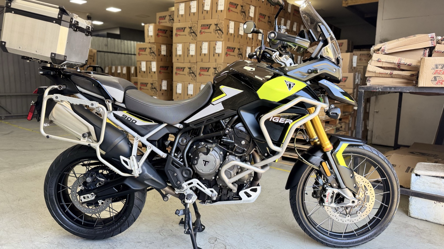 Triumph Tiger na área de serviço