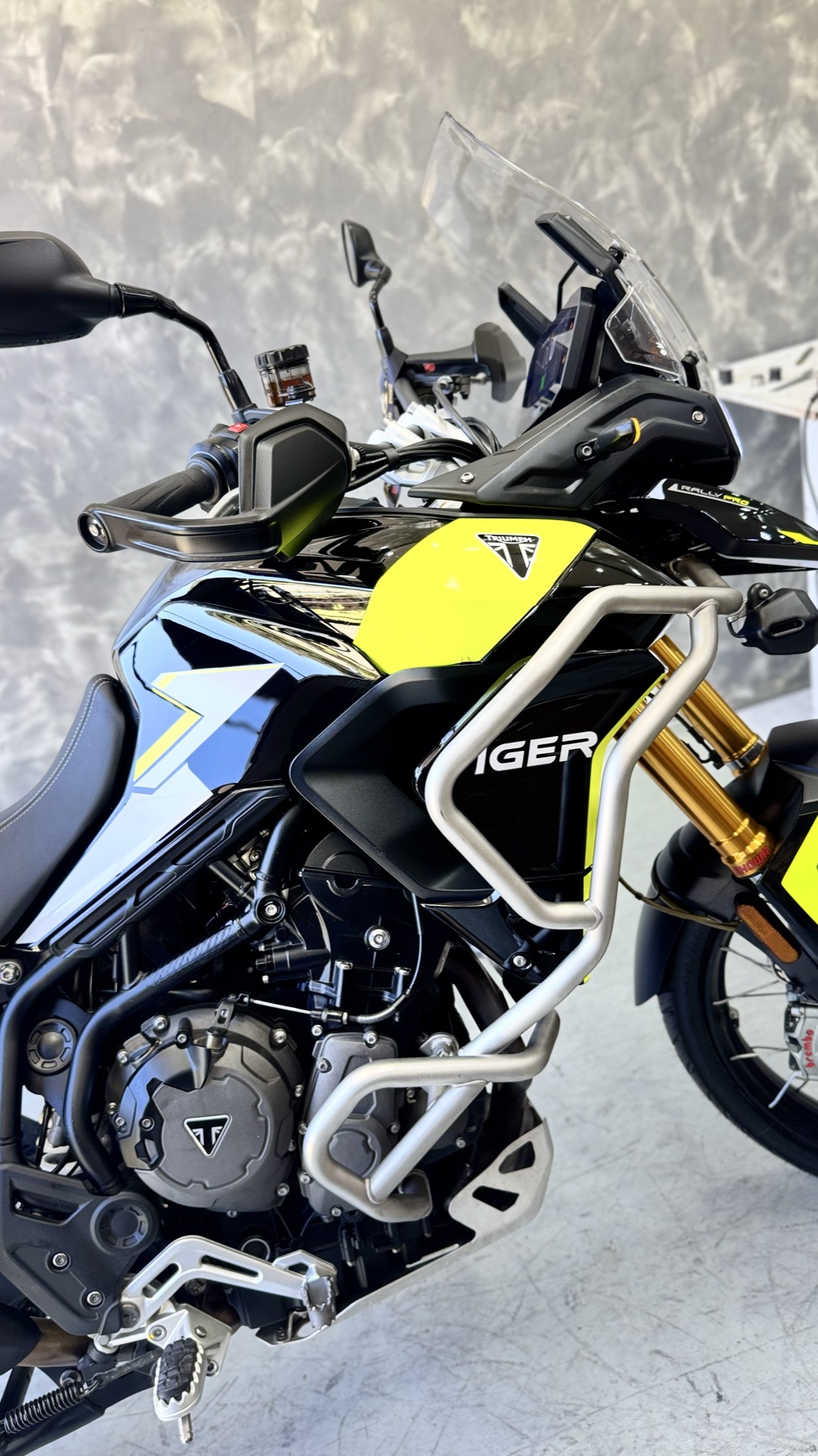 Triumph Tiger amarela em detalhe