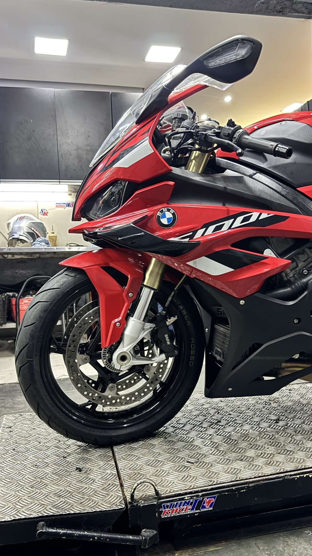 BMW S 1000 RR vermelha na oficina