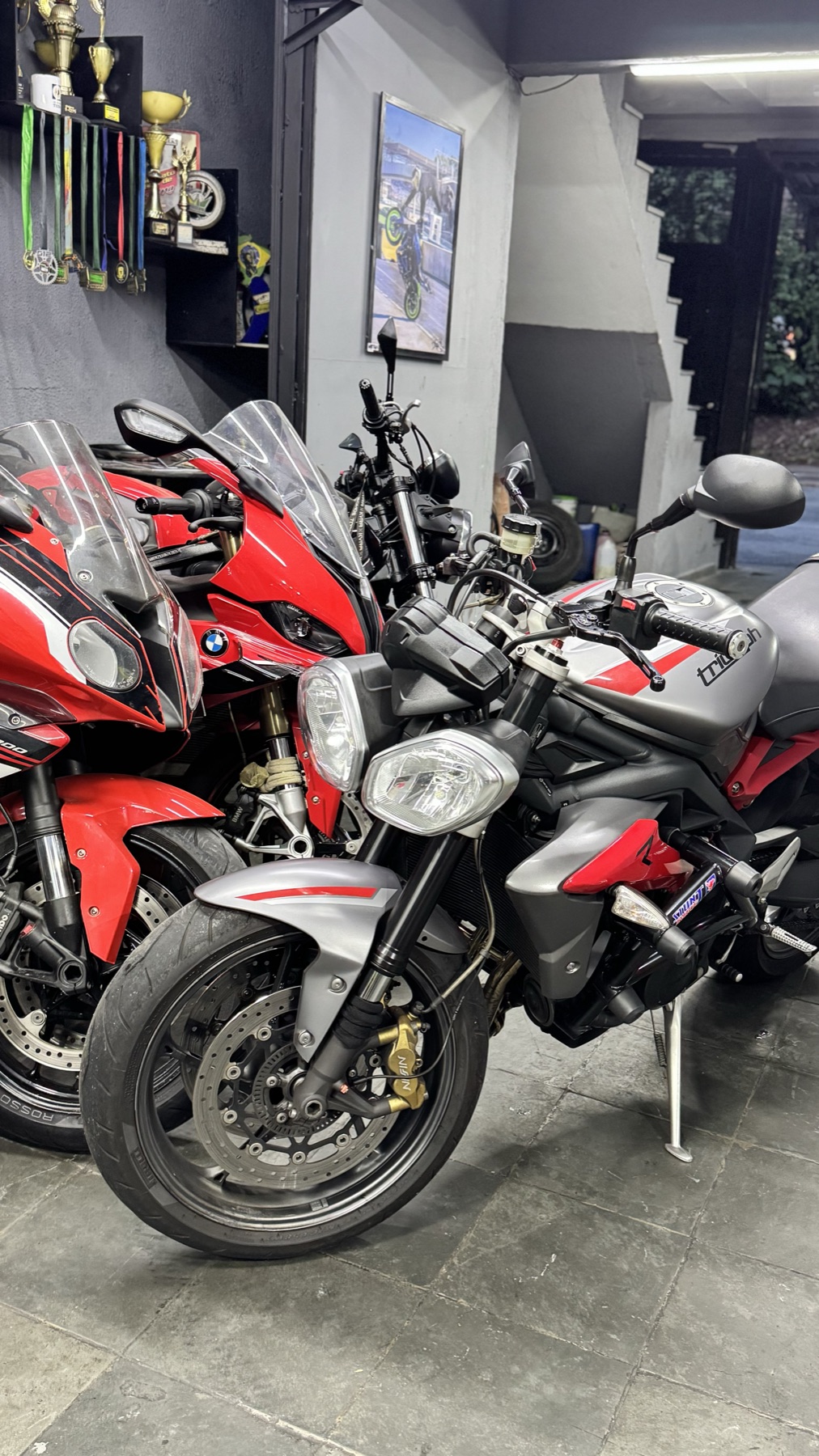 Motos esportivas alinhadas na entrada