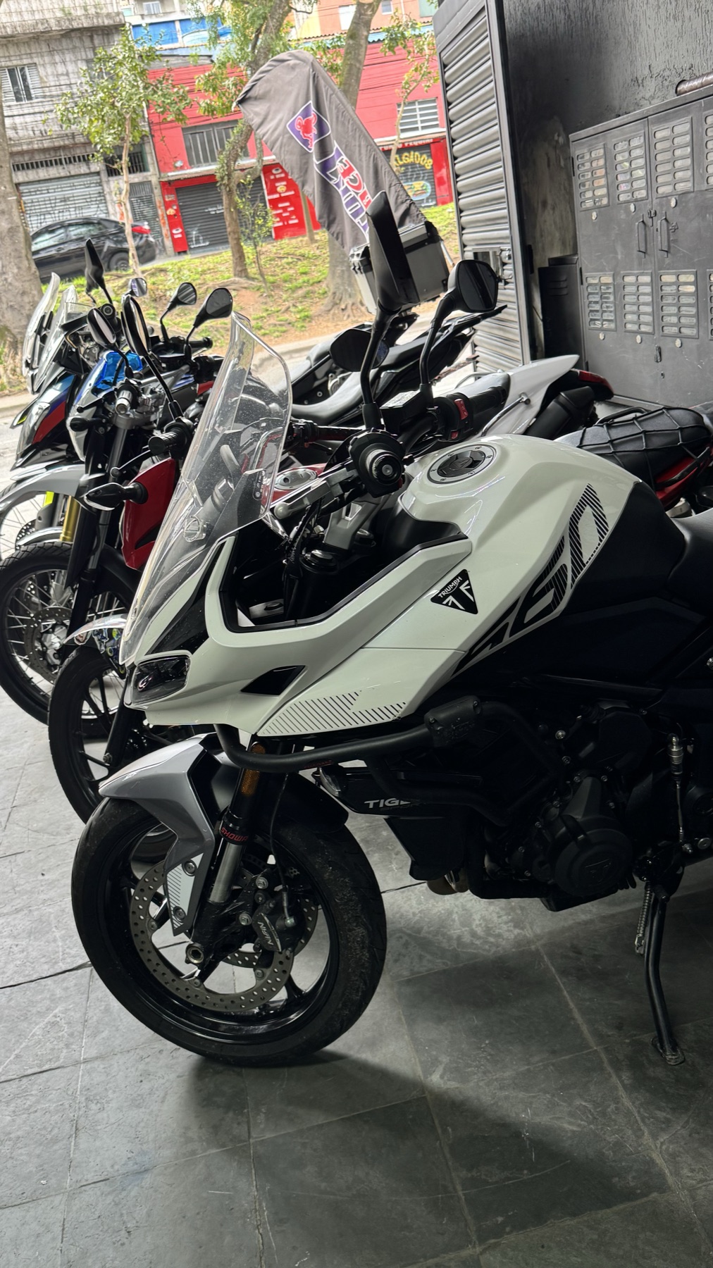 Motos estacionadas na entrada da oficina