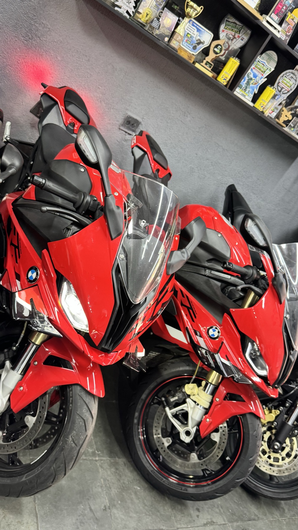 BMW S 1000 RR vermelha em primeiro plano