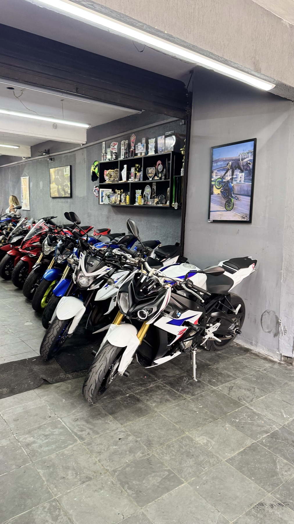 Motos e estante de peças