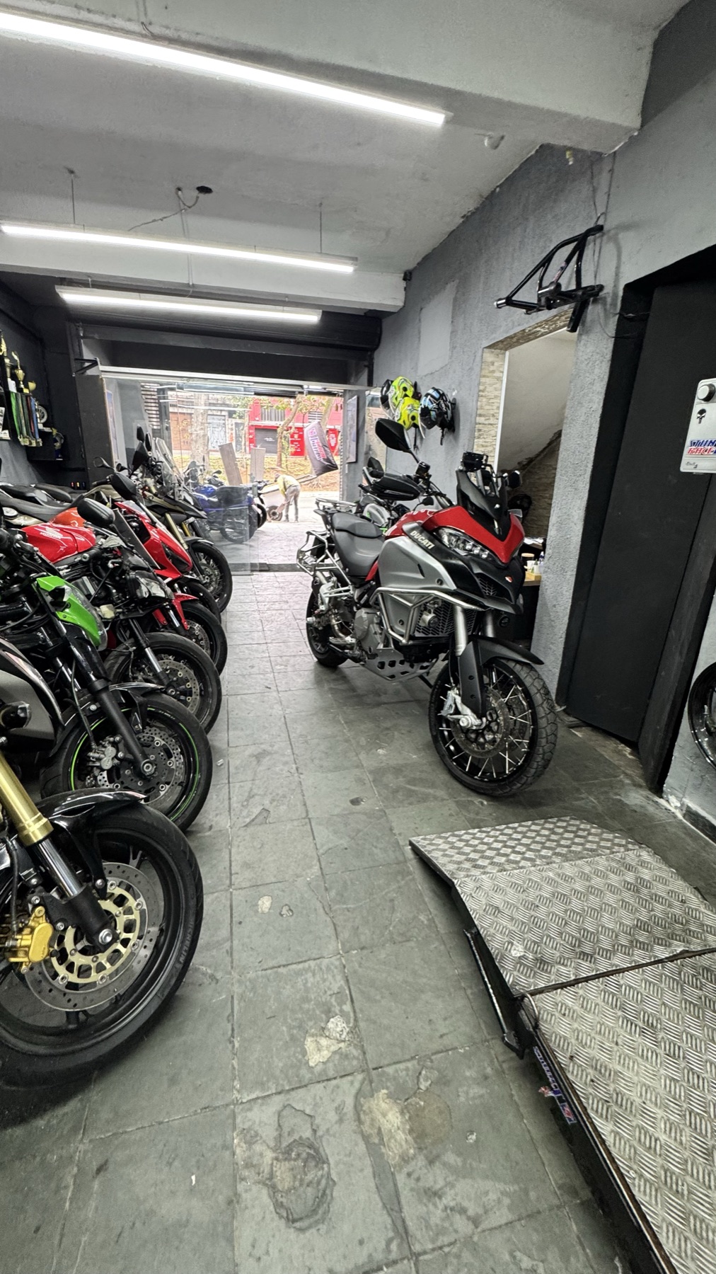 Corredor da oficina com motos alinhadas