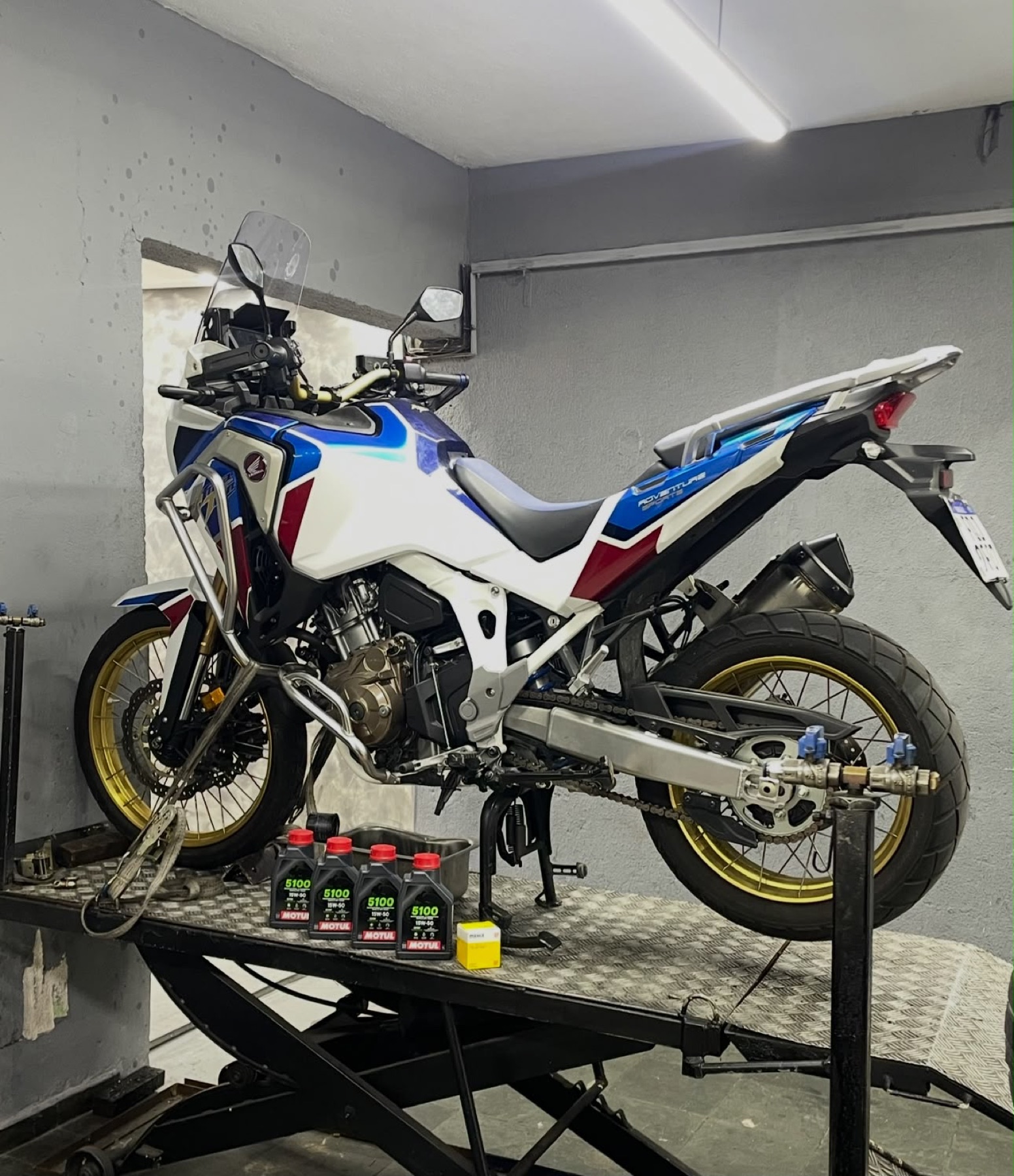 Moto no elevador com óleos alinhados