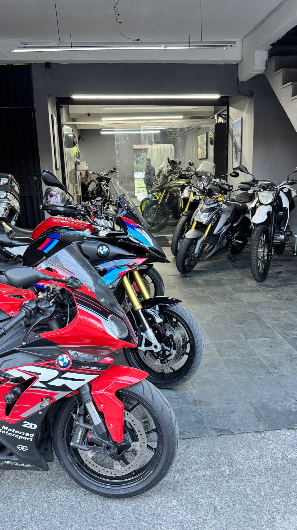 Oficina lotada de motos esportivas